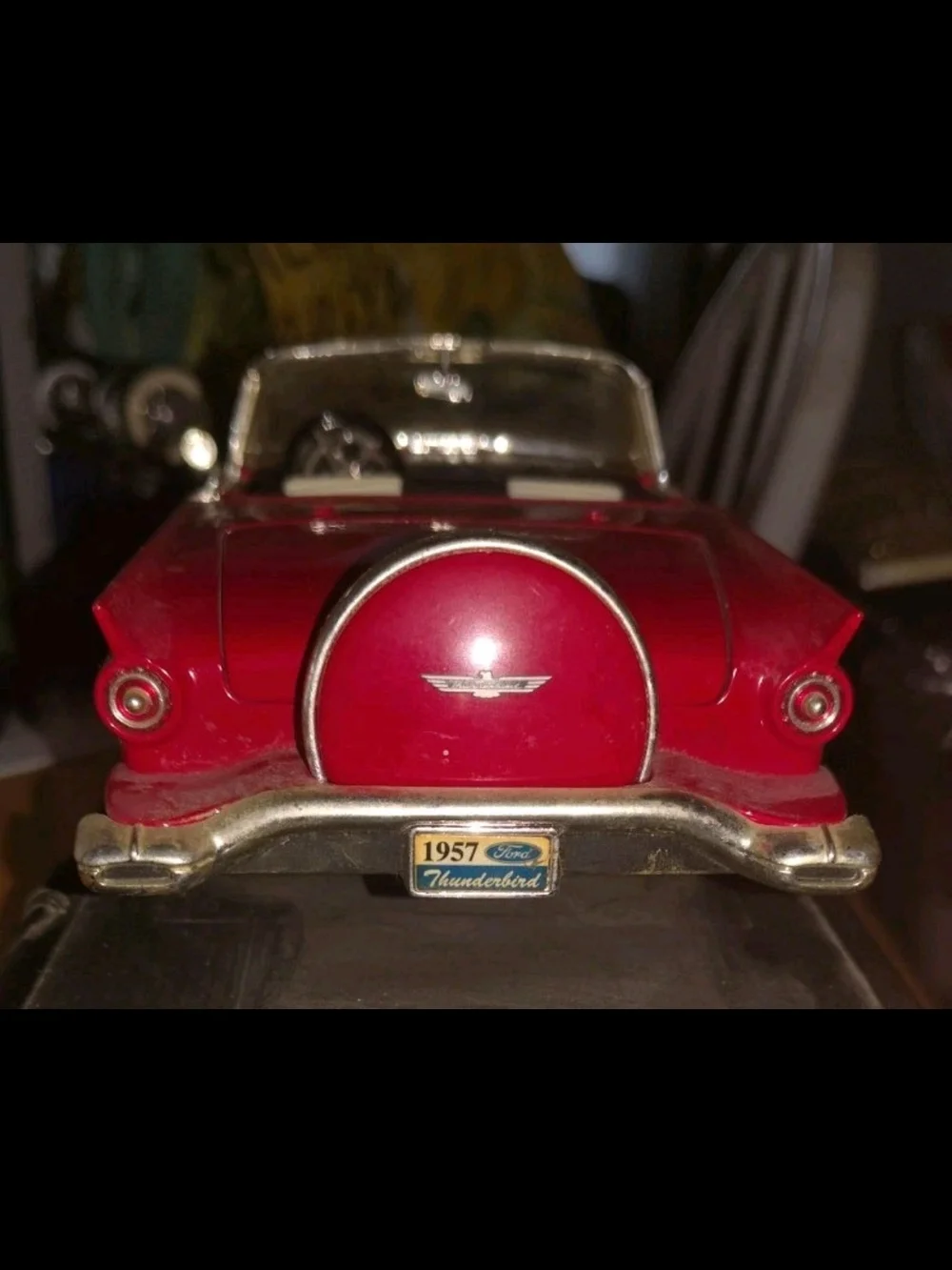 Road Signature Leather Series 1:18 Scale 1957 Ford Thunderbird with Original Box